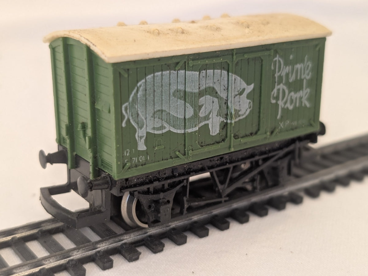 Hornby R009 OO Gauge Prime Pork Closed Wagon