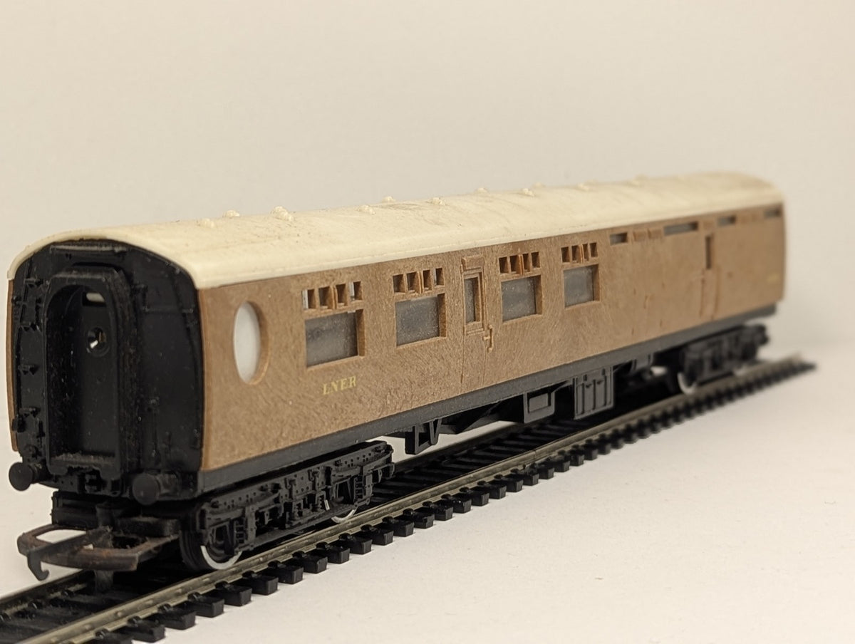 Tri-ang OO Gauge LNER Brake Third Coach Coaching Stock 1870 LNER Teak R.121