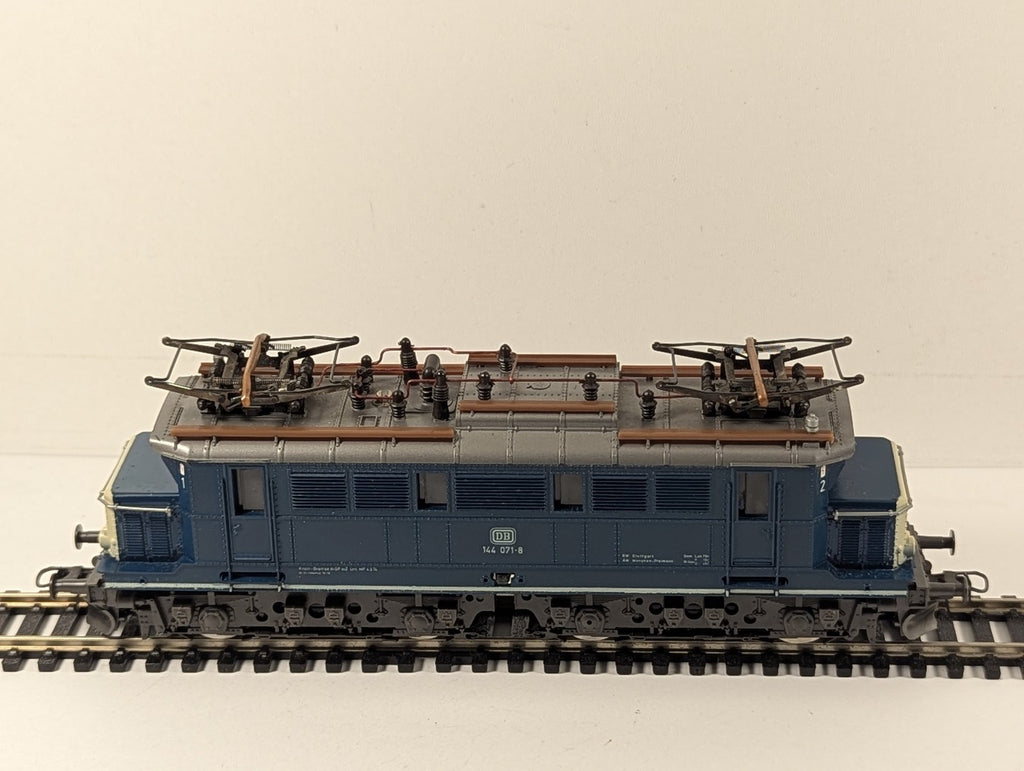 Roco HO Scale DB Class E 144 Electric Locomotive 144 071-8 DB Ocean Blue & Beige