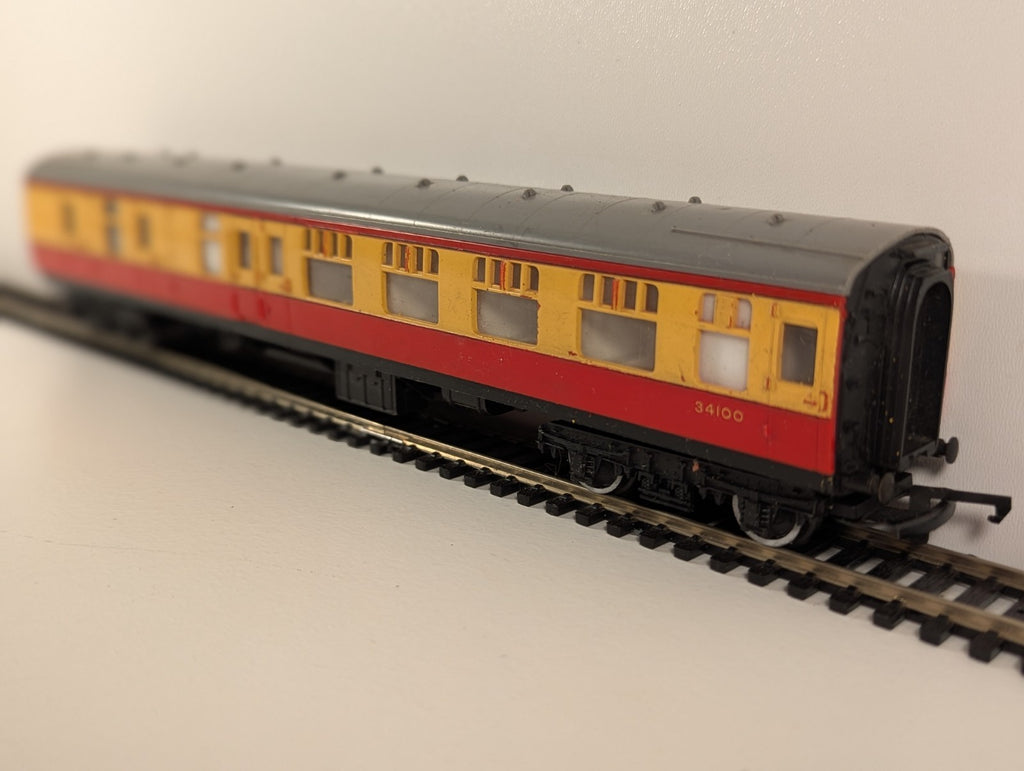 Hornby Tri-ang R627 BR Brake Second Coach No. 34100 – Crimson & Cream – OO Gauge