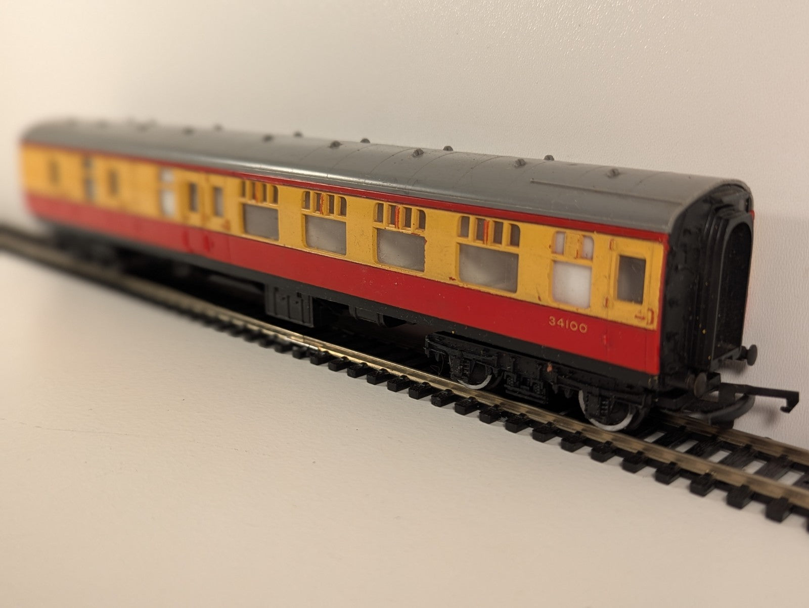 Hornby Tri-ang R627 BR Brake Second Coach No. 34100 – Crimson & Cream – OO Gauge