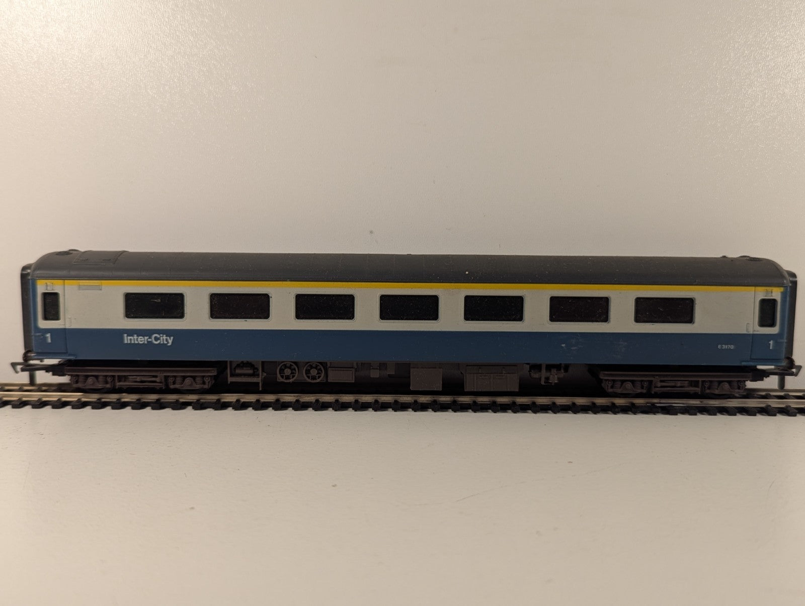 Airfix BR Mk2D First Open Coach OO Gauge