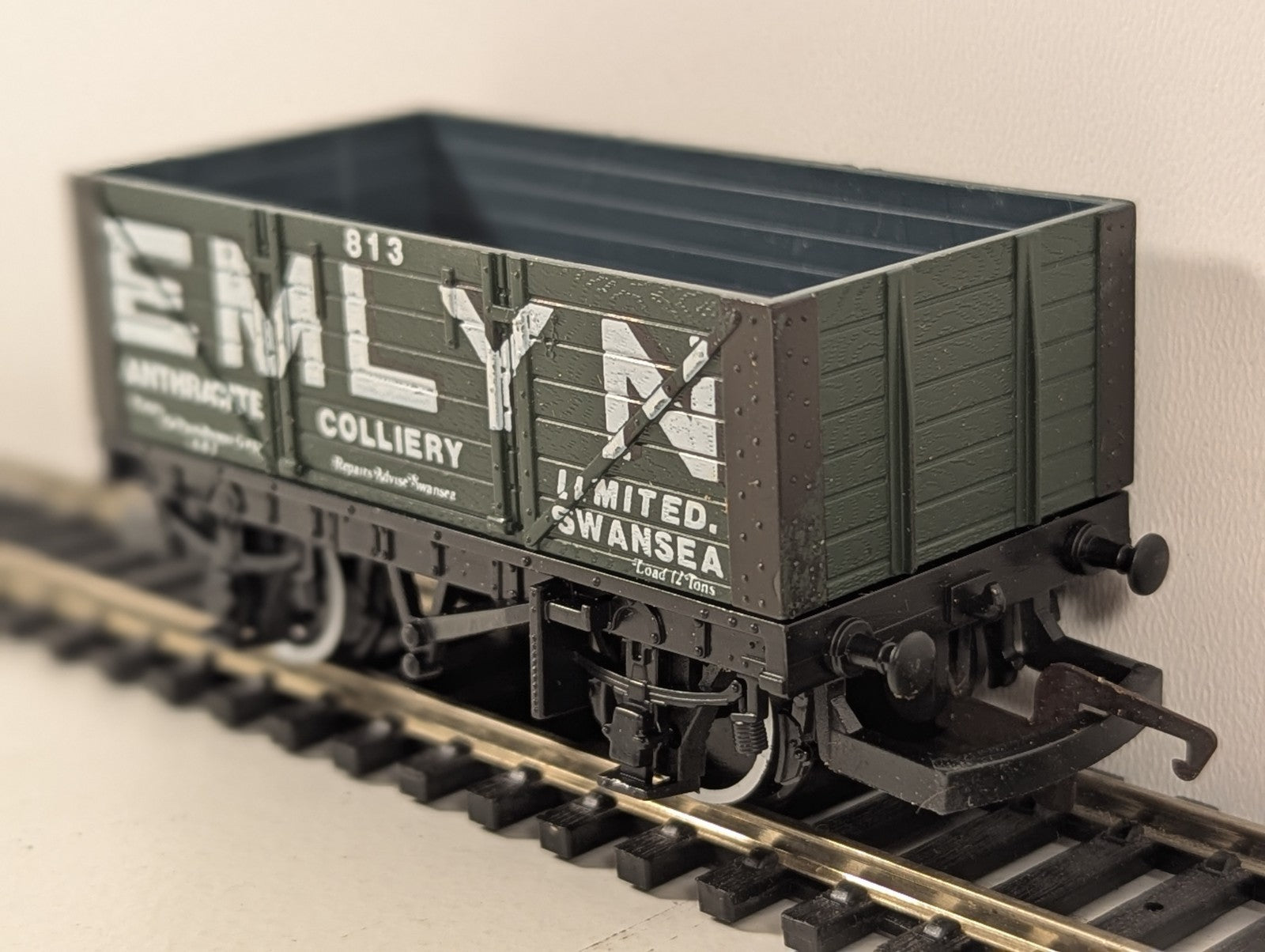 Hornby OO Gauge R118 Emlyn Anthracite 7 Plank Wagon