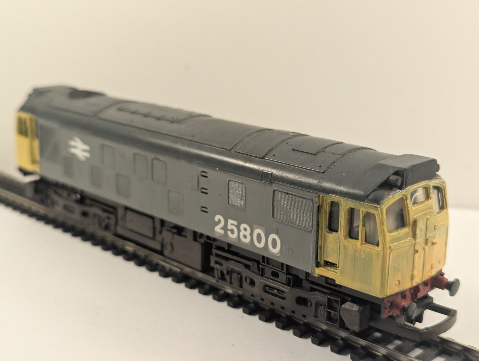 Hornby OO Gauge Class 25 Diesel Locomotive - Repainted in Railfreight Grey