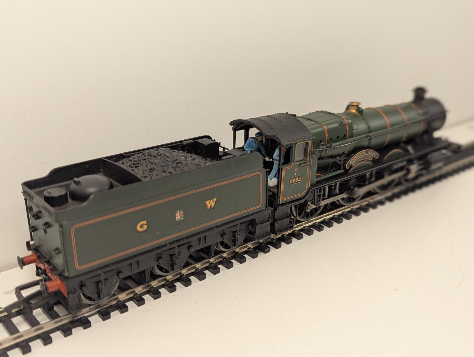 Bachmann 31-777 OO GWR 6962 Soughton Hall Boxed
