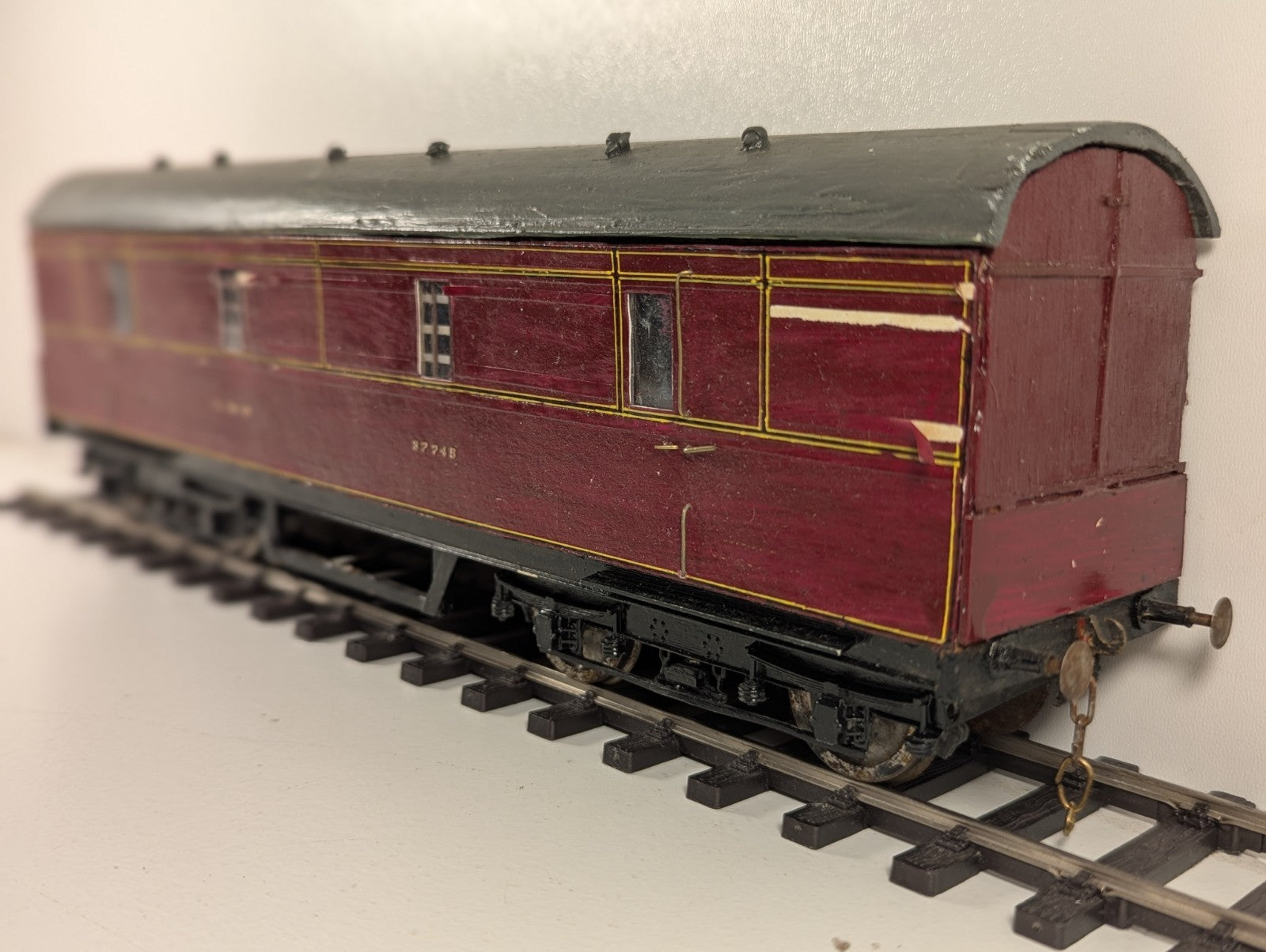Kitbuilt O Gauge LMS Full Parcels Brake Van Maroon