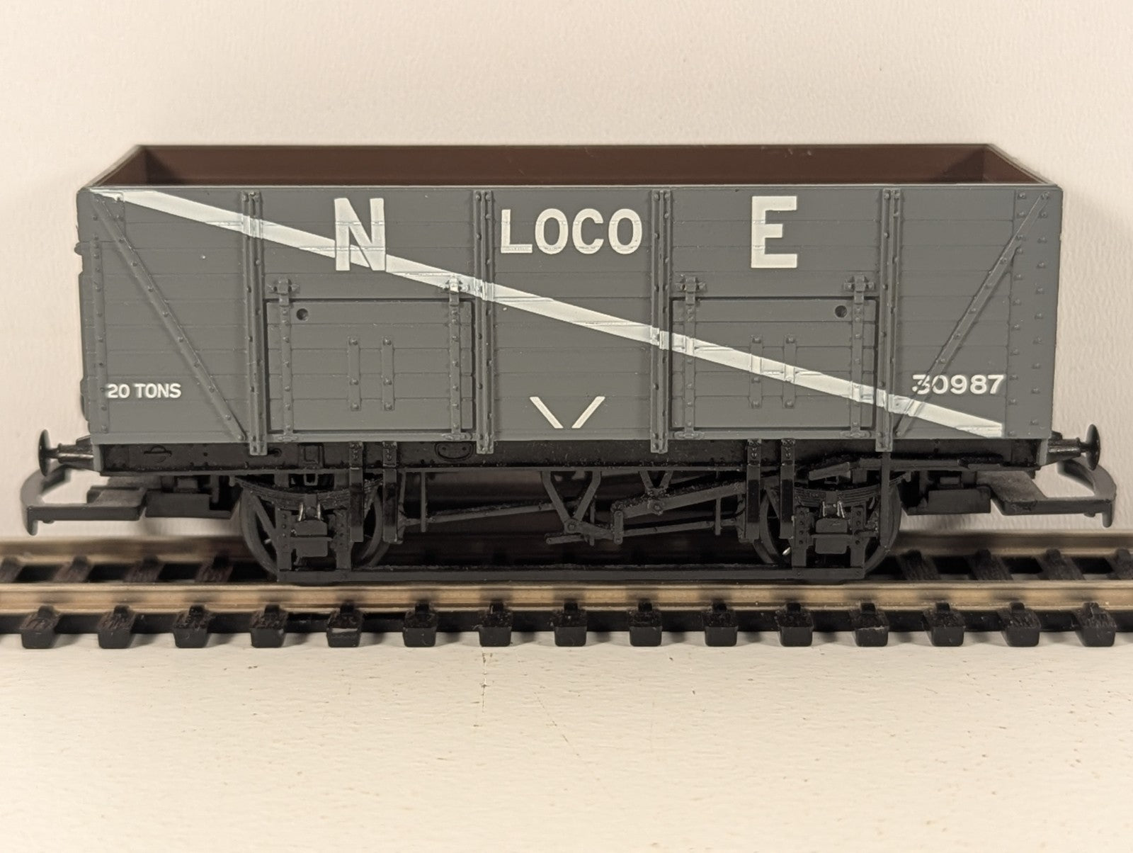 Mainline OO Gauge LNER Grey 7 Plank Wagon – Missing Buffer