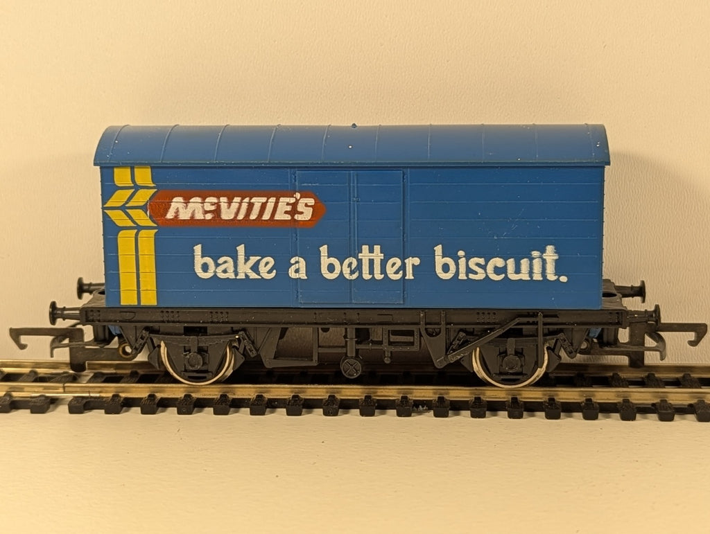 Hornby OO Gauge McVitie’s Biscuits Closed Van