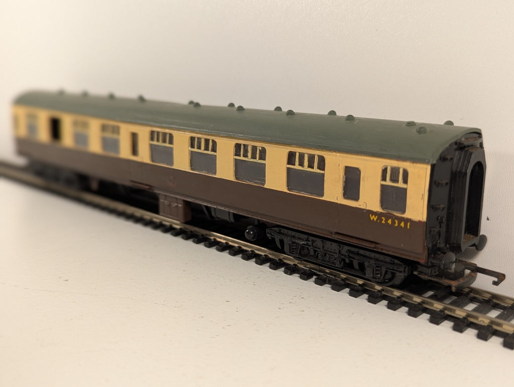 Kitmaster OO Gauge BR Mk1 Coach Chocolate & Cream