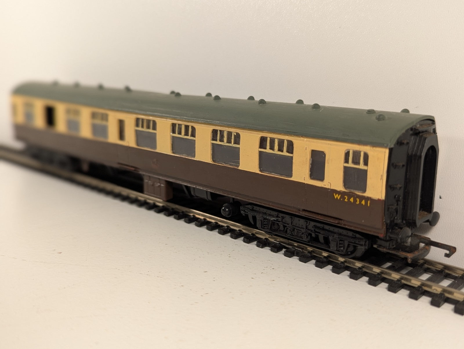 Kitmaster OO Gauge BR Mk1 Coach Chocolate & Cream