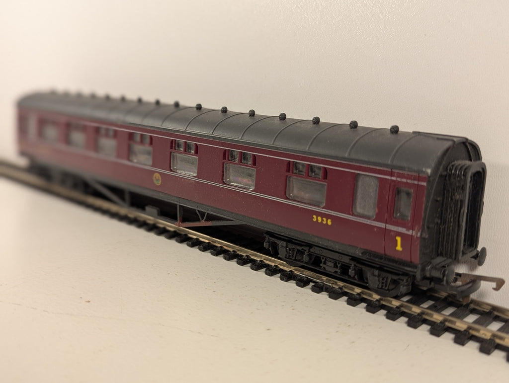 Mainline OO Gauge LMS Maroon Corridor Composite Coach