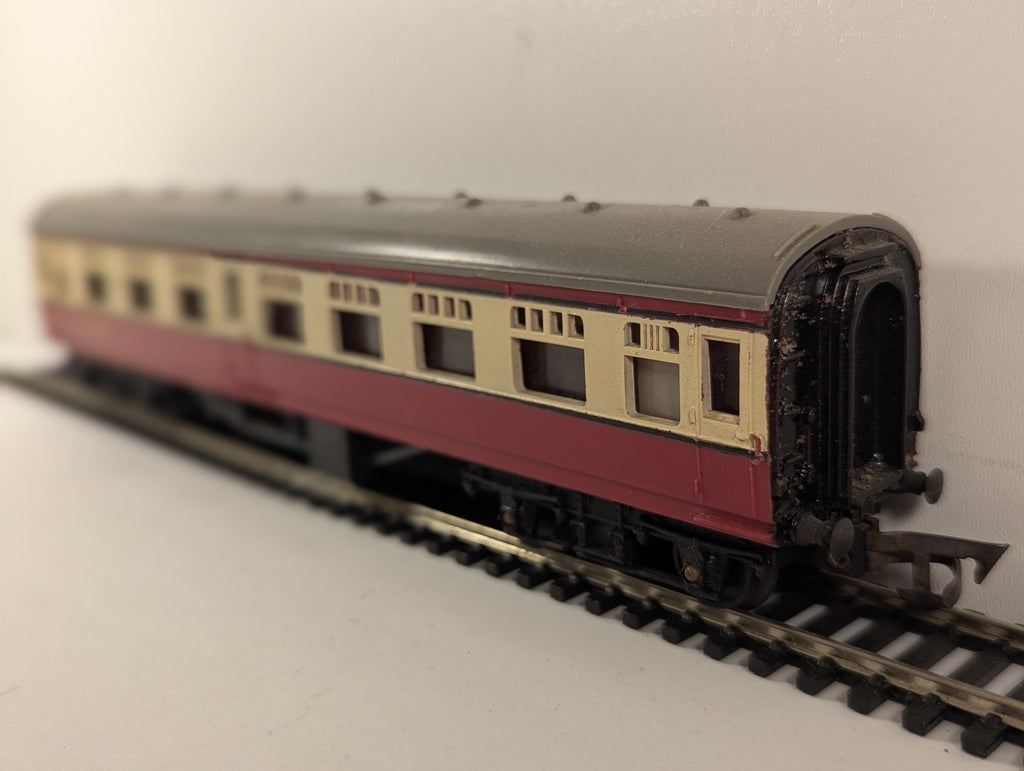 Tri-ang OO Gauge BR Composite Coach Coaching Stock M24001 BR Crimson and Cream