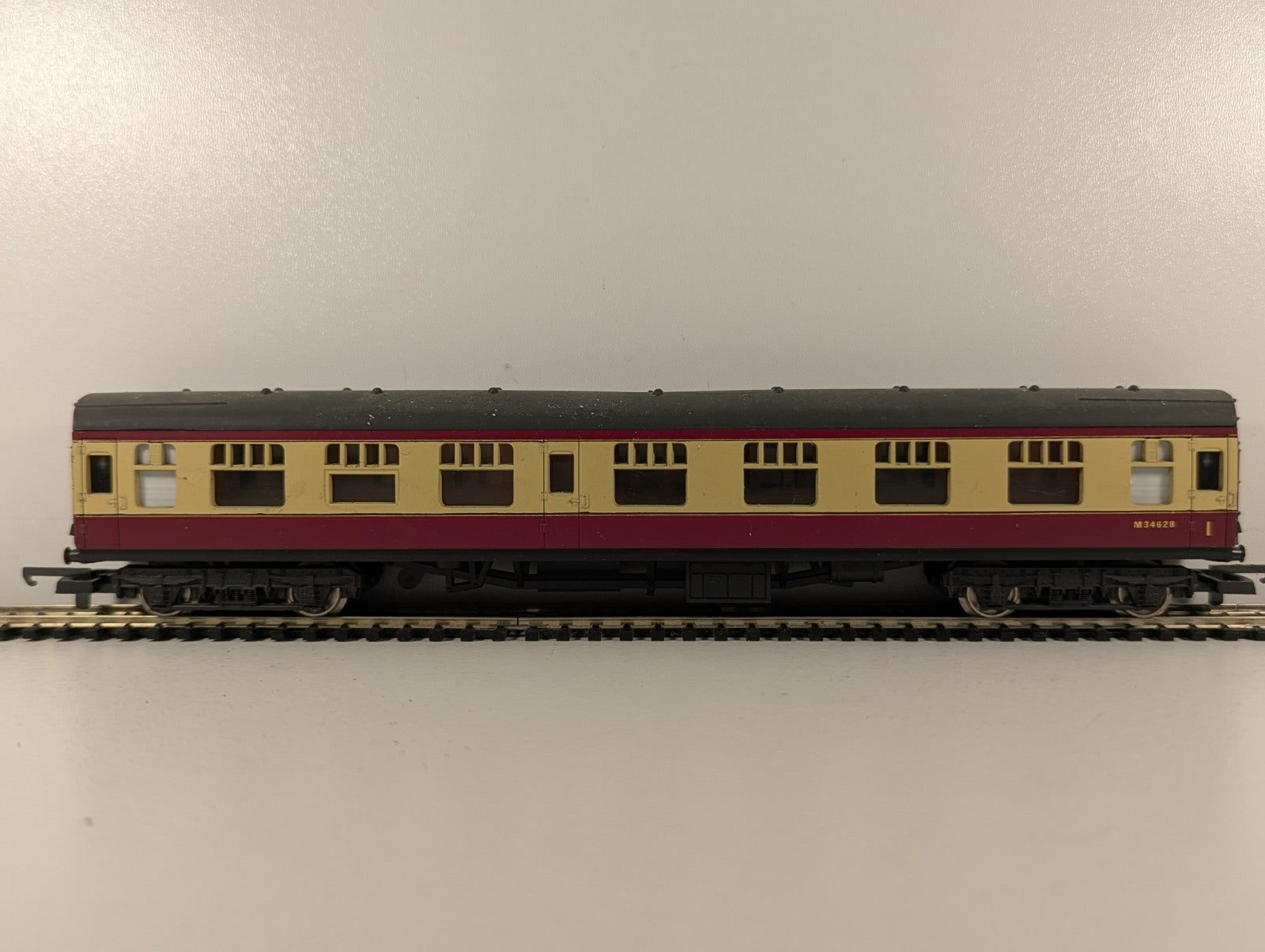 Lima OO Gauge LMS Stanier Corridor First Passenger Coach M34628