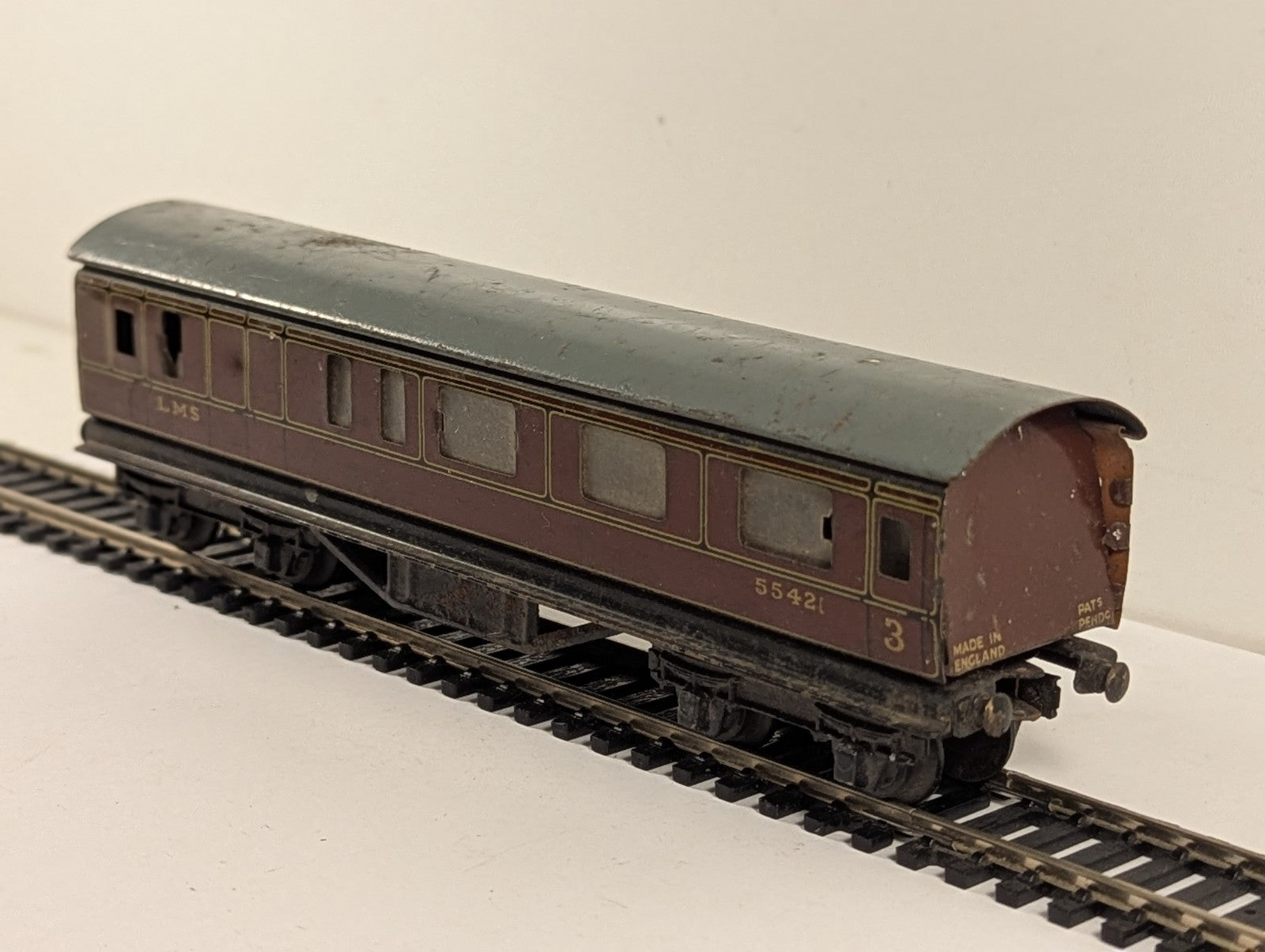 Hornby Dublo OO Gauge LMS Passenger Brake Coach - Missing Couplings