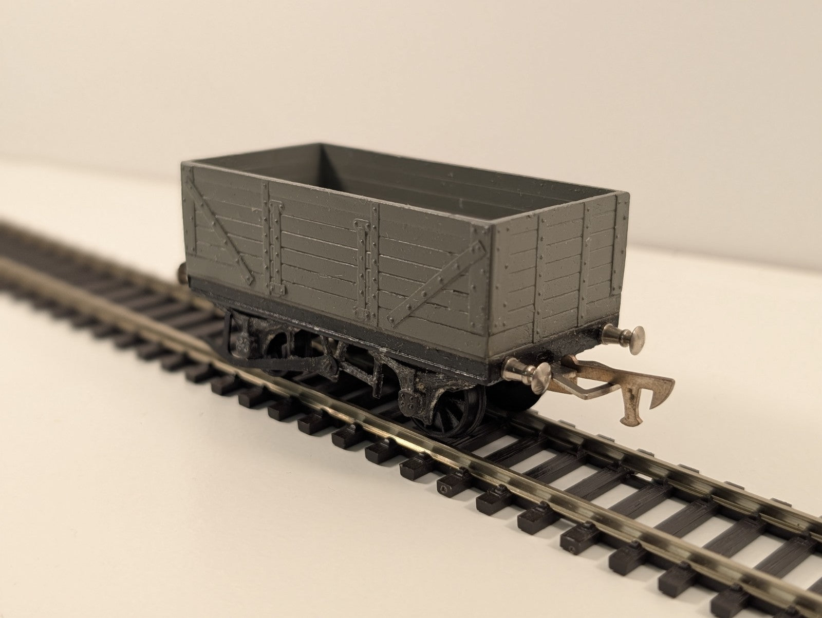 Graham Farish OO Gauge 7 Plank Open Wagon – Light Grey Livery