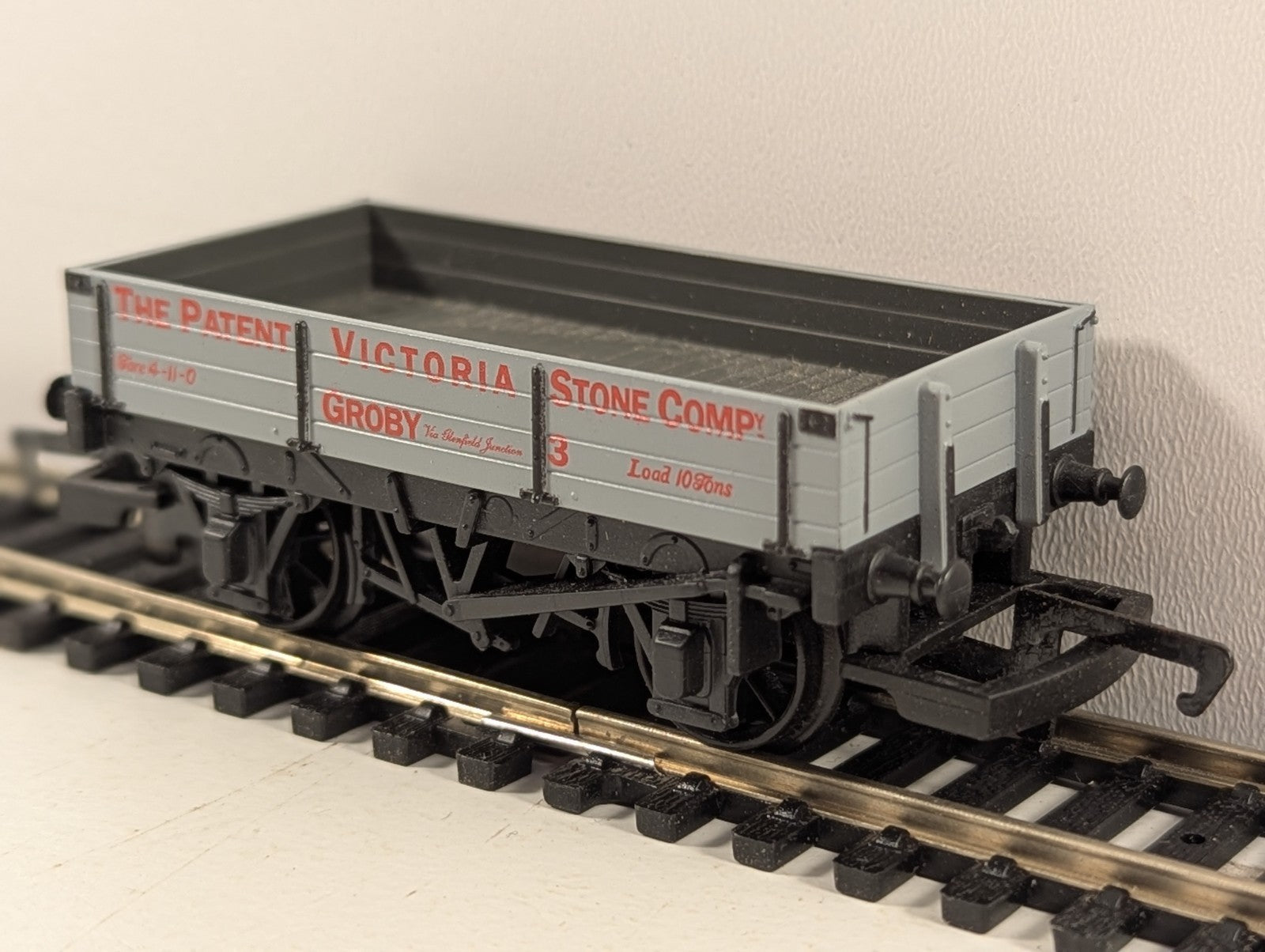 Hornby R151 OO Gauge The Patent Victoria Stone Company 3 Plank Wagon Boxed