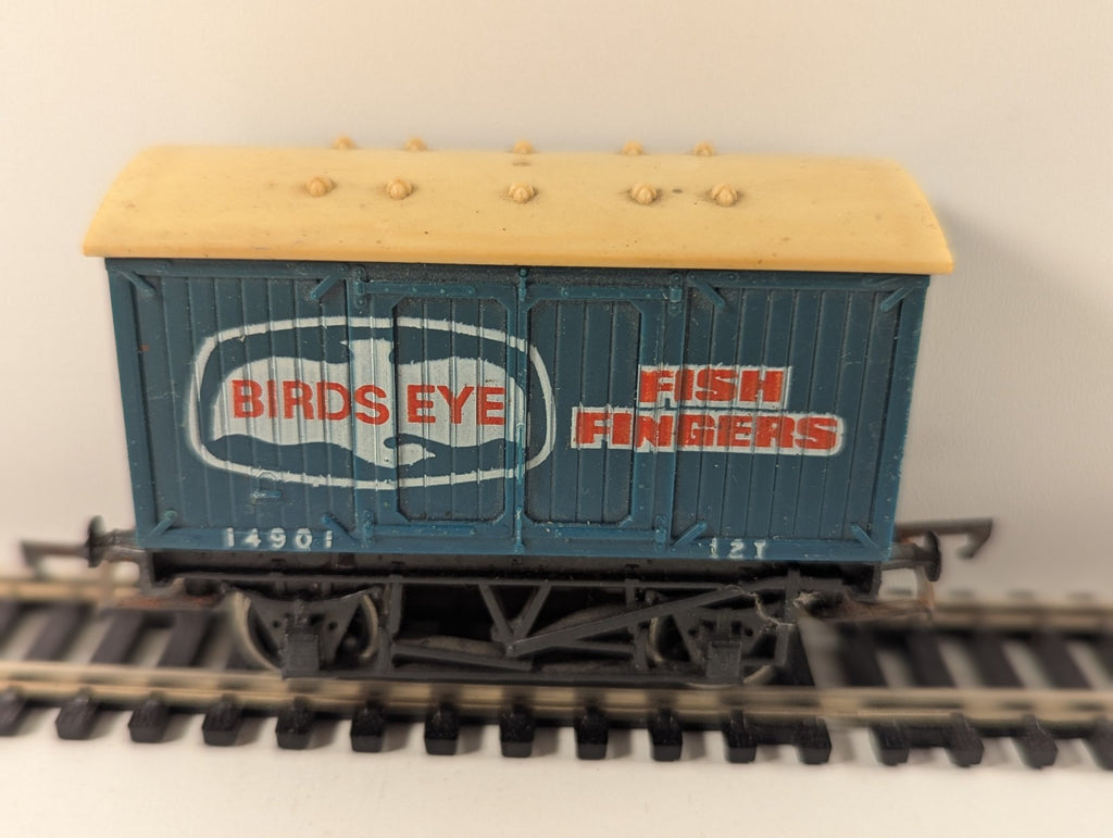 Hornby R105 OO Gauge Birds Eye Fish Fingers Closed Van