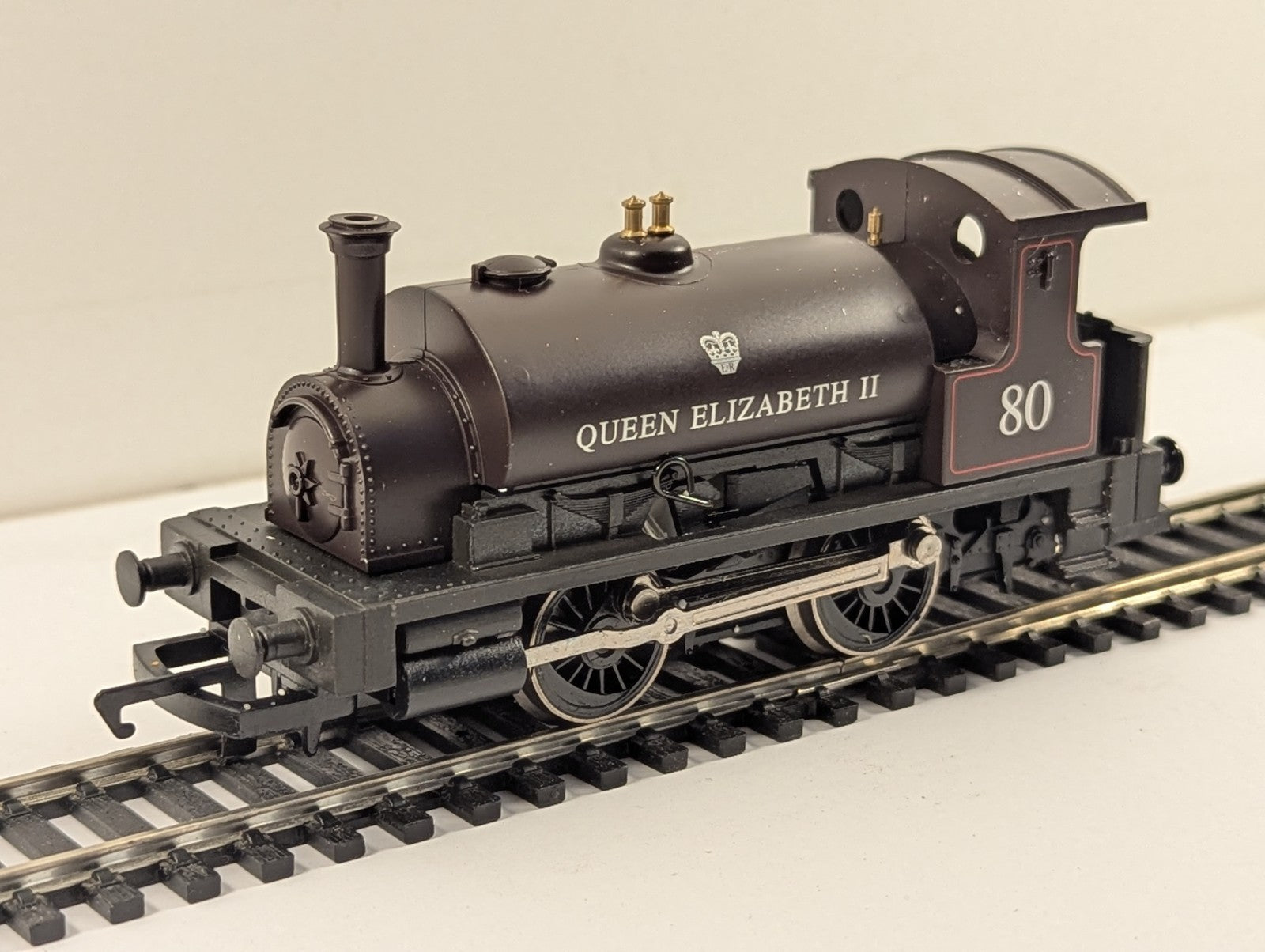 Hornby OO Gauge Class 0F 0-4-0ST Queen Elizabeth II Steam Locomotive