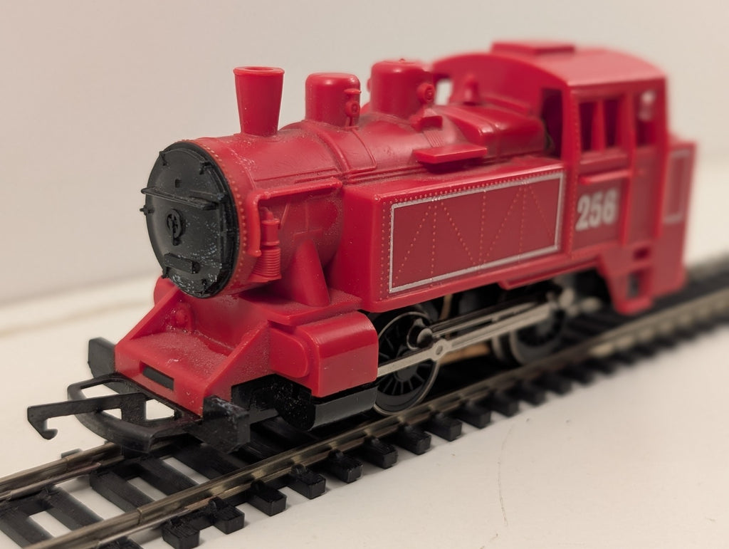 Hornby R256 OO Gauge “International” 0-4-0T Tank Locomotive in Red