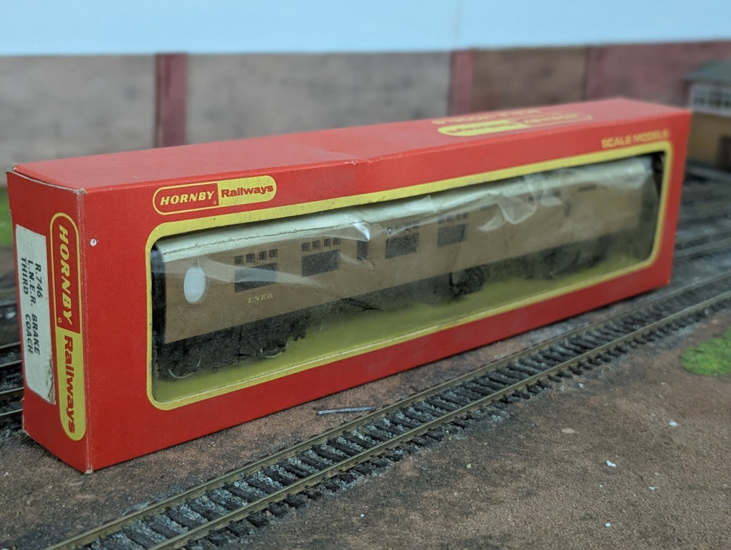 Tri-ang R746A L.N.E.R Corridor Brake 3rd Coach 1870