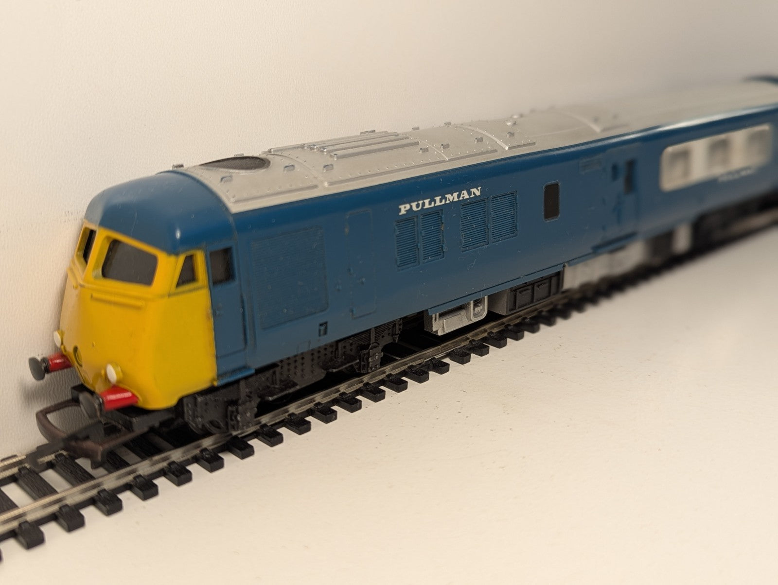 Tri-ang Hornby R555 OO Gauge BR Blue Pullman DMU Diesel Set