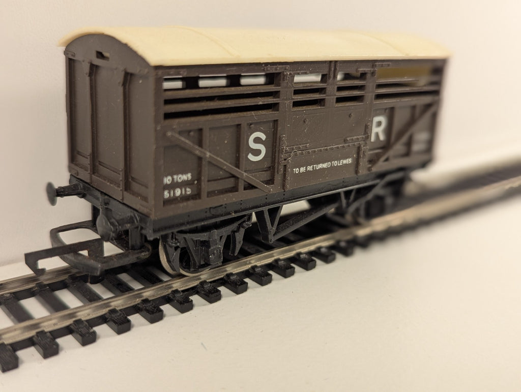 Hornby R106 SR Sheep / Cattle Wagon – OO Gauge