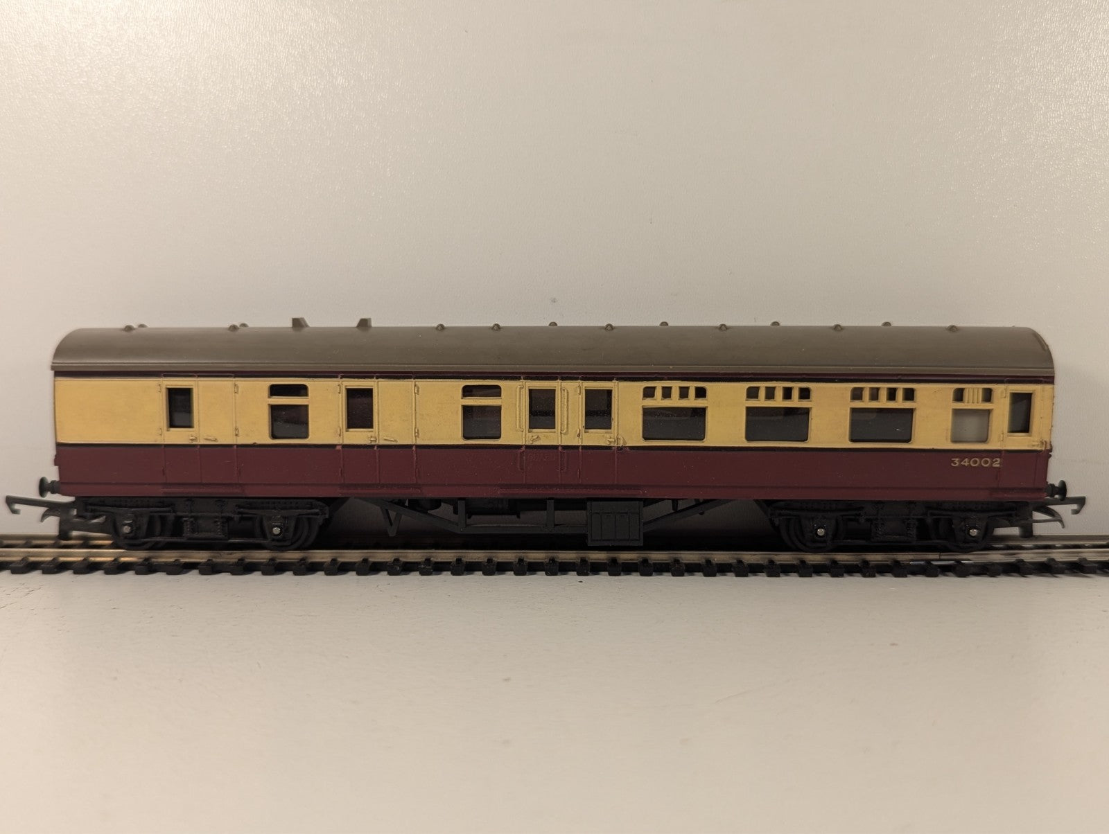 Tri-ang R28 OO Gauge BR Blood & Custard Brake Third Coach