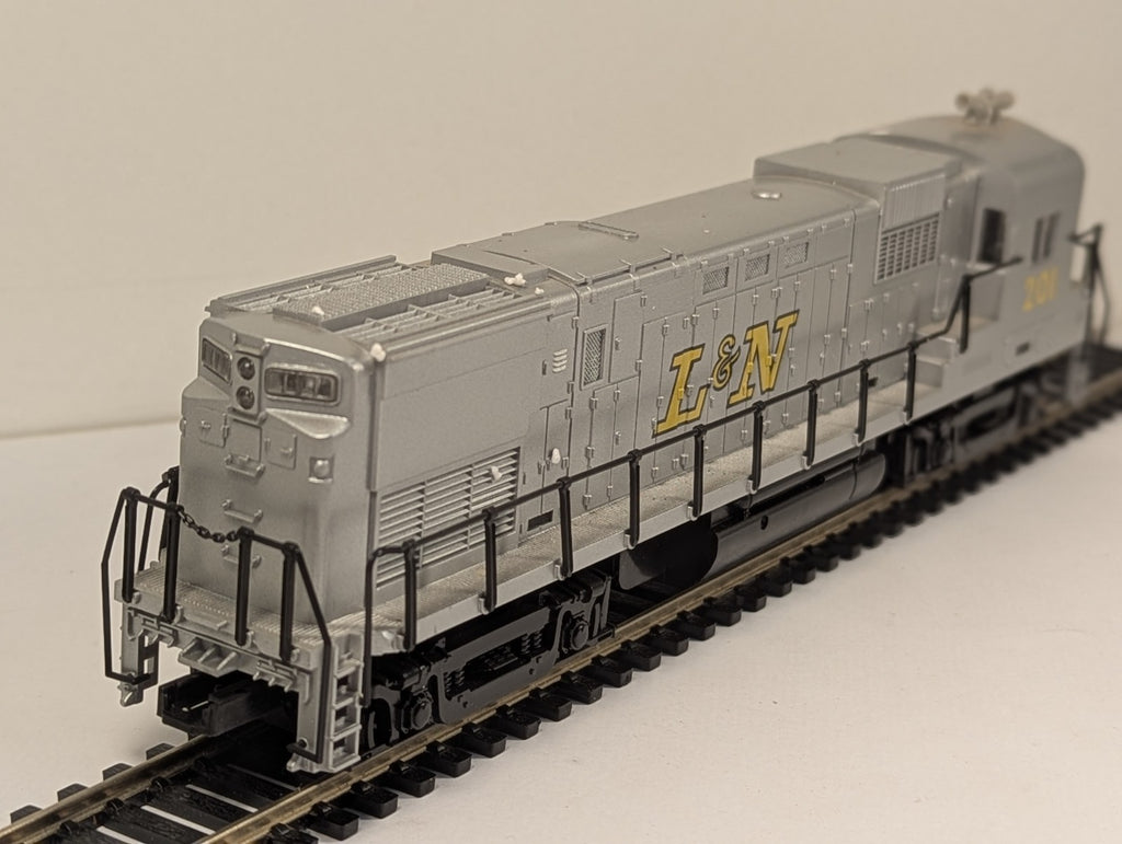 Pemco 3302-013 HO Scale Alco C430 L&M Silver – Missing Coupling