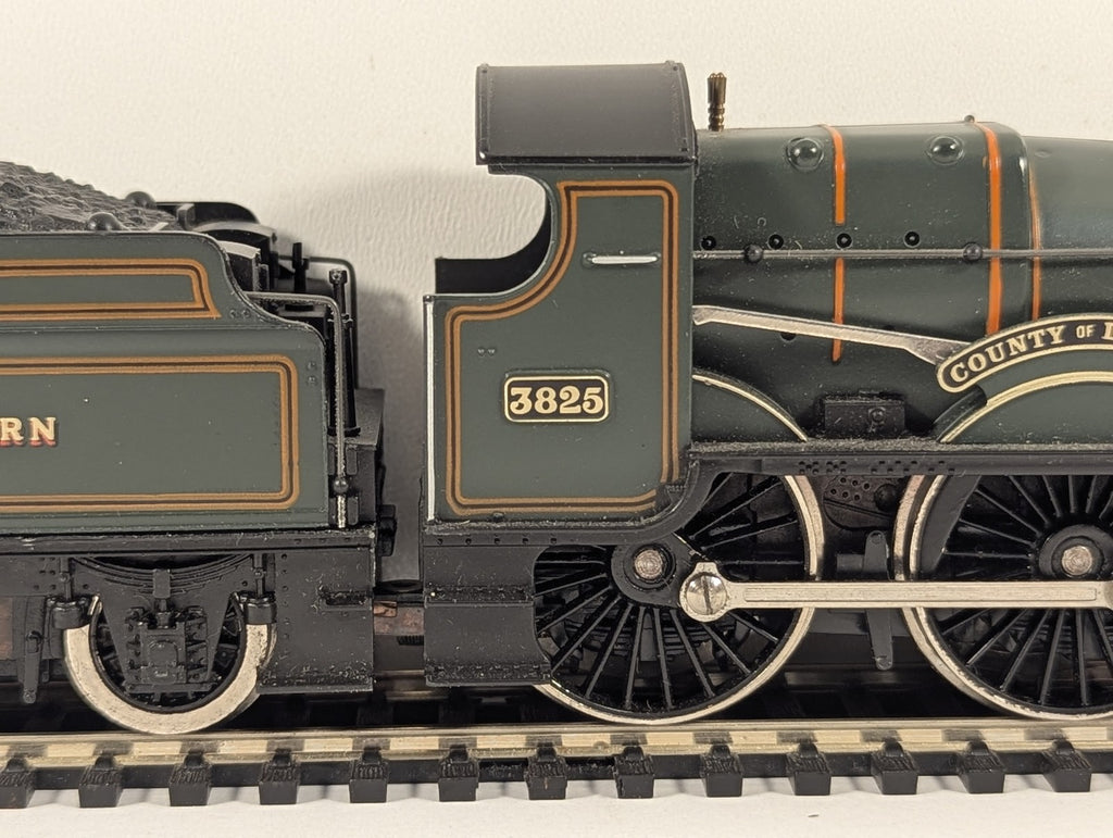 Hornby OO Gauge GWR County Class 4-4-0 'County of Denbigh' Steam Locomotive 3825