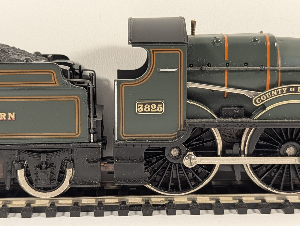 Hornby OO Gauge GWR County Class 4-4-0 'County of Denbigh' Steam Locomotive 3825