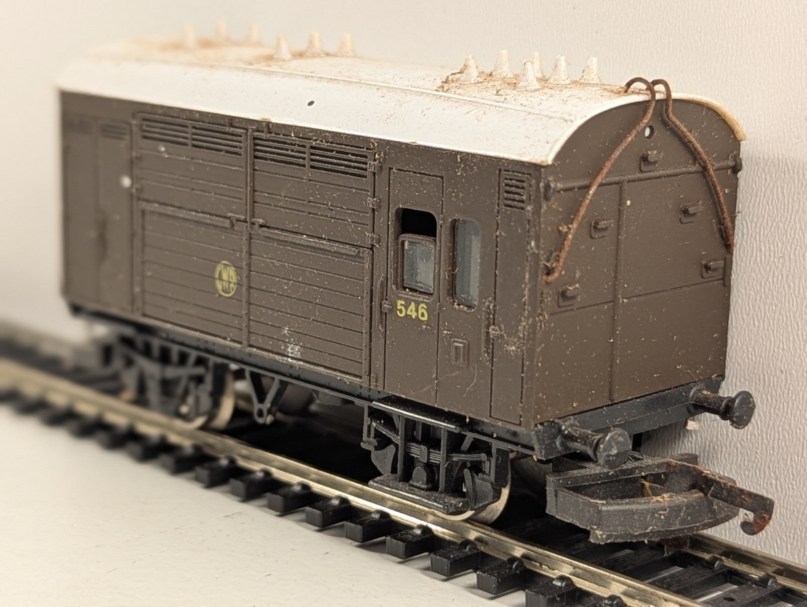 Lima 305625 OO Gauge GWR Horse Box No. 546 – GW Brown