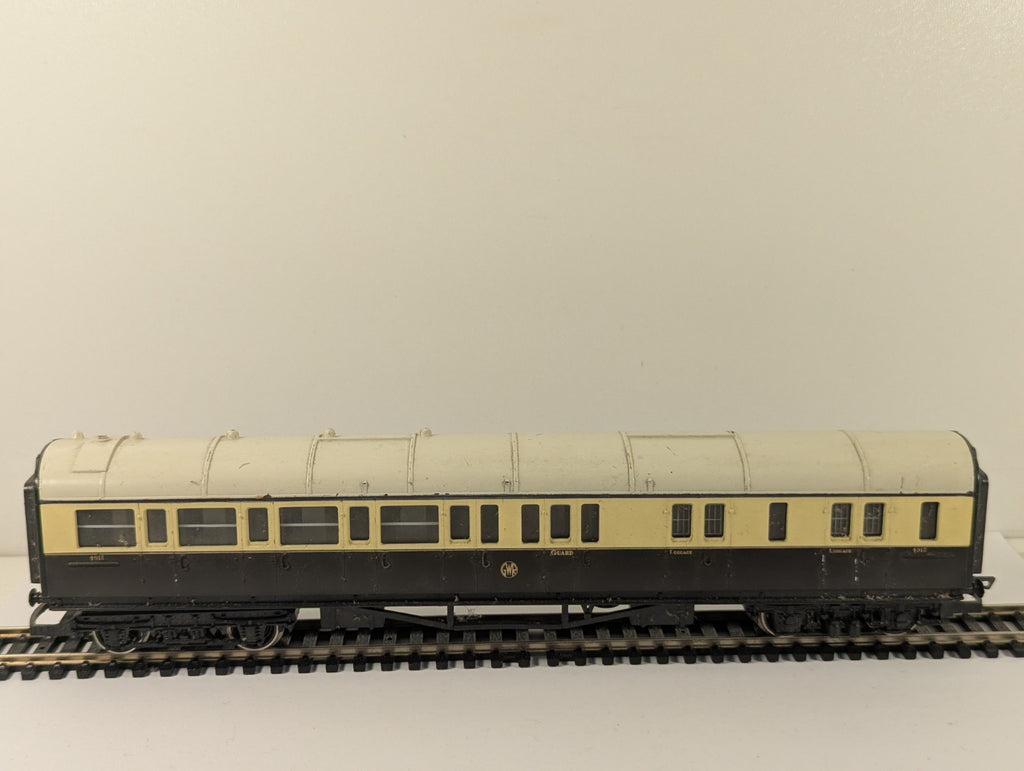 Hornby OO Gauge GWR Chocolate & Cream Brake Coach 4913