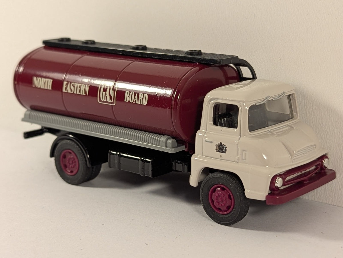 Vanguards VA9000 Ford Thames Trader Tanker – North Eastern Gas – 1:64 Scale