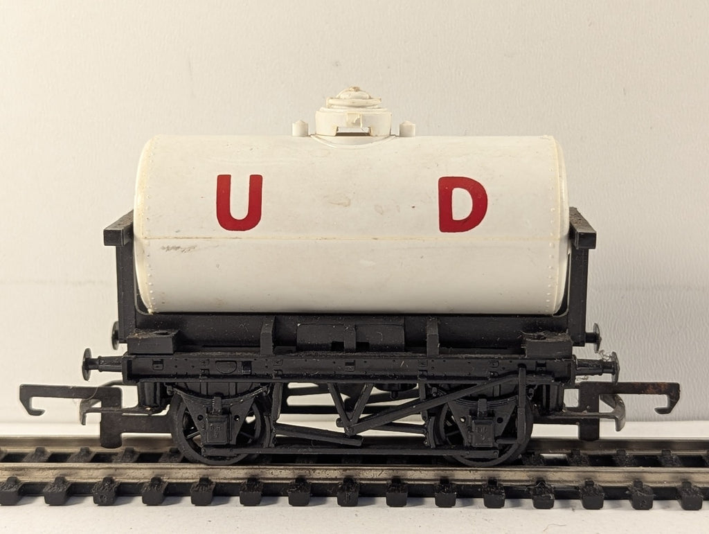 Tri-ang OO Gauge United Dairies Milk Tank Wagon R127