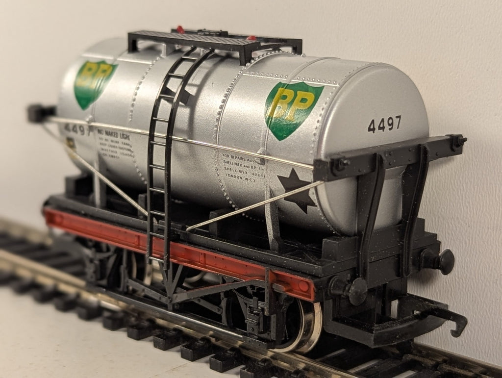 Hornby Railways OO Gauge Shell/BP Tank Wagon 4497 Shell/BP Silver R.245