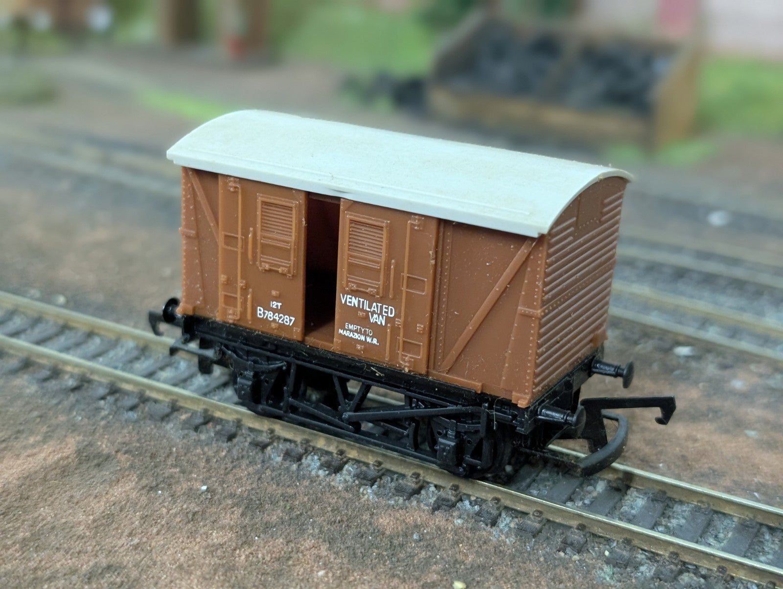 Tri-ang R11A OO Gauge BR 12 Ton Closed Van B784287 Bauxite