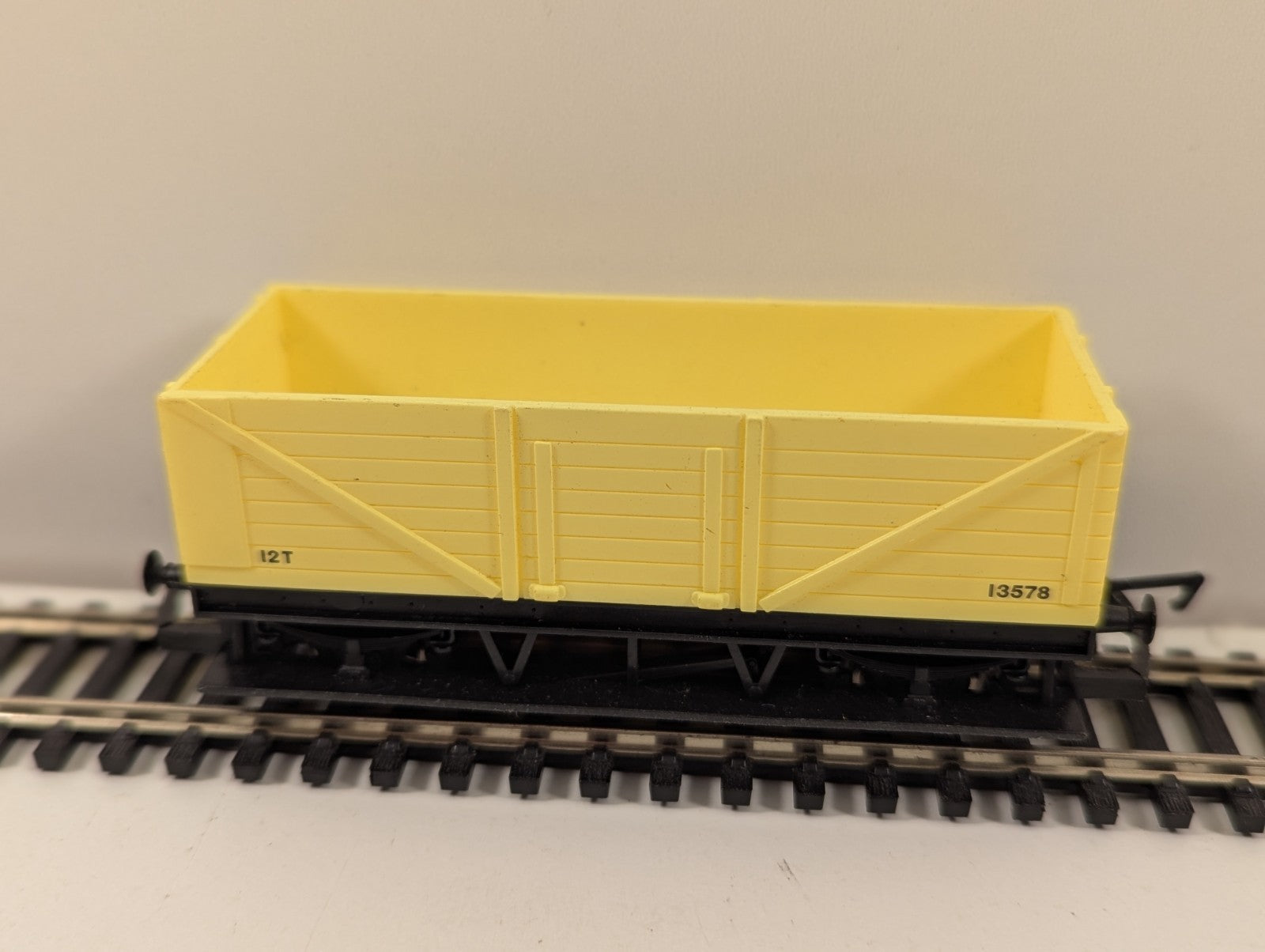 Hornby H654 OO Long Wheelbase Mineral Wagon Yellow