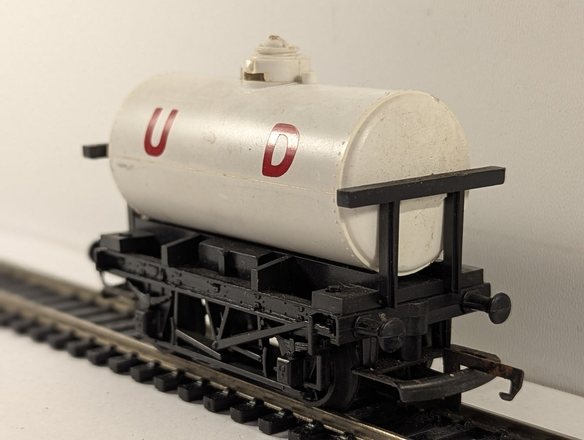 Tri-ang OO Gauge United Dairies Milk Tank Wagon R127