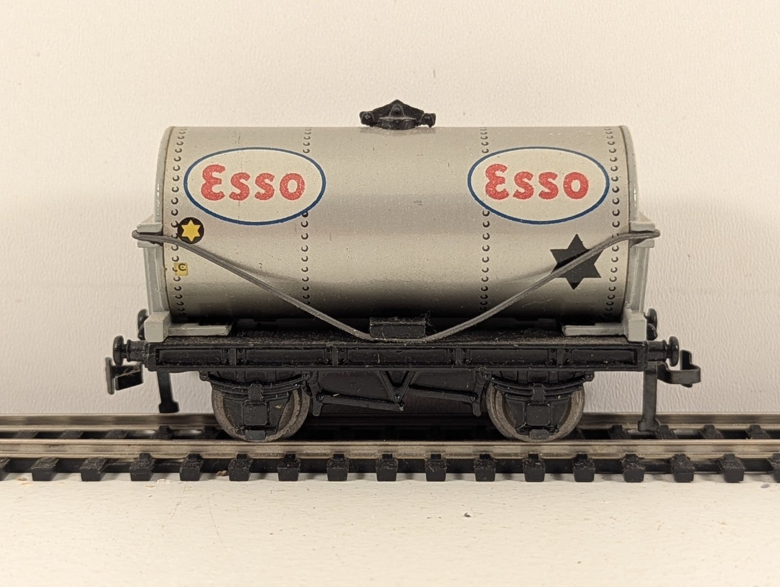 Hornby Dublo 32081 OO Gauge D1 ESSO Petrol Tank Wagon - Boxed