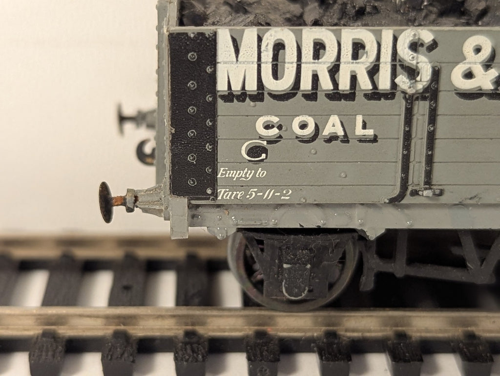 Hornby OO Gauge 7 Plank Coal Wagon 'Morris & Holloway' Goods Wagon R6373