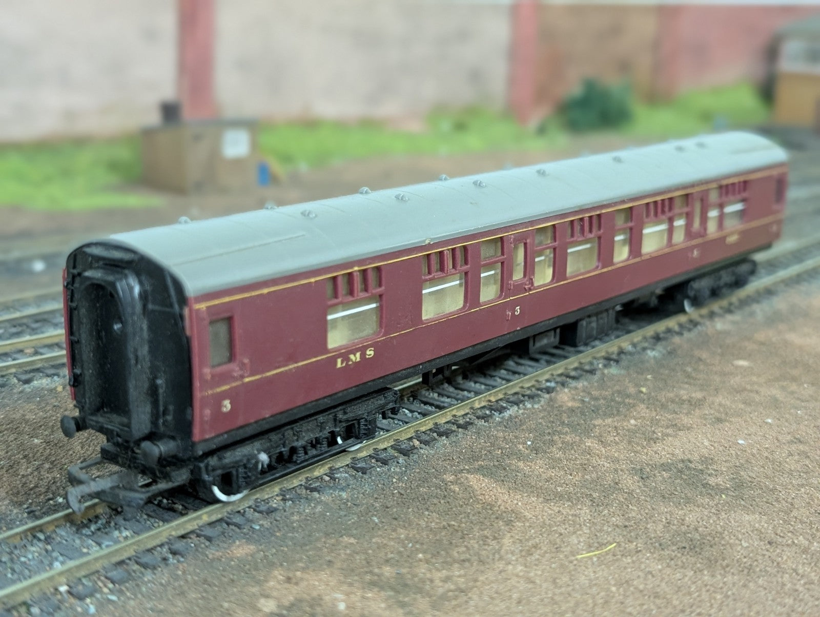 Hornby R935 OO Gauge LMS Mk 1 Third Class 2257 Maroon