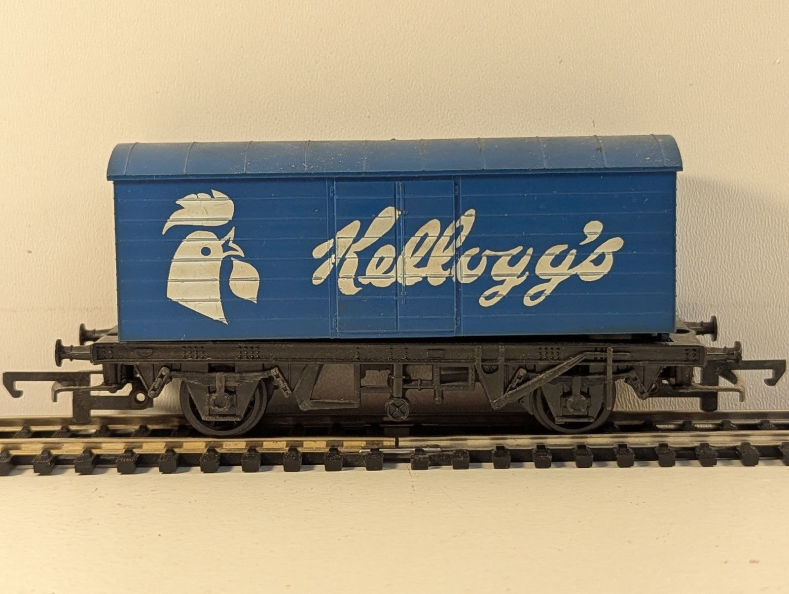 Hornby R222 OO Gauge Kellogg's Closed Goods Van