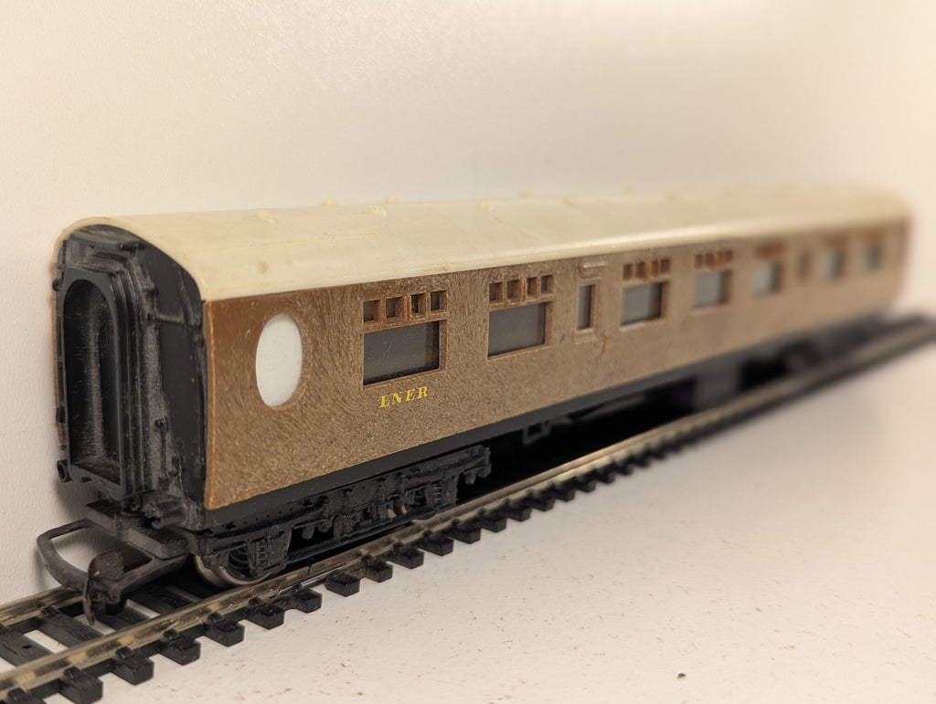 Hornby OO Gauge Gresley Teak Composite Coach Passenger Coach 1010 LNER Teak