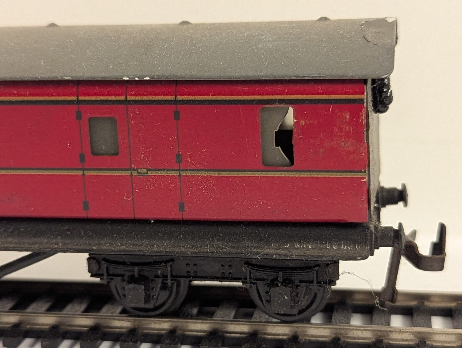 Trix Twin Railway BR Full Brake Coach Maroon - Walls Separating Chipped paint