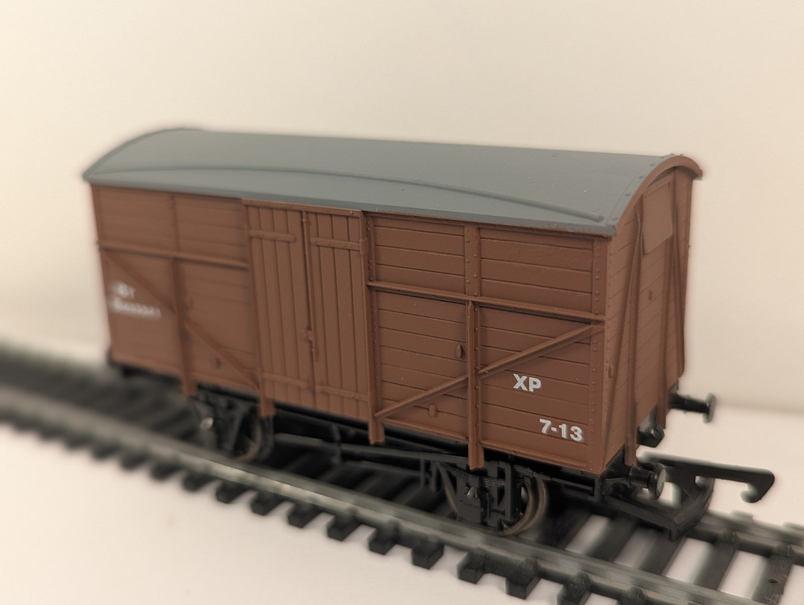 Dapol B584 OO BR Bauxite Fruit Van