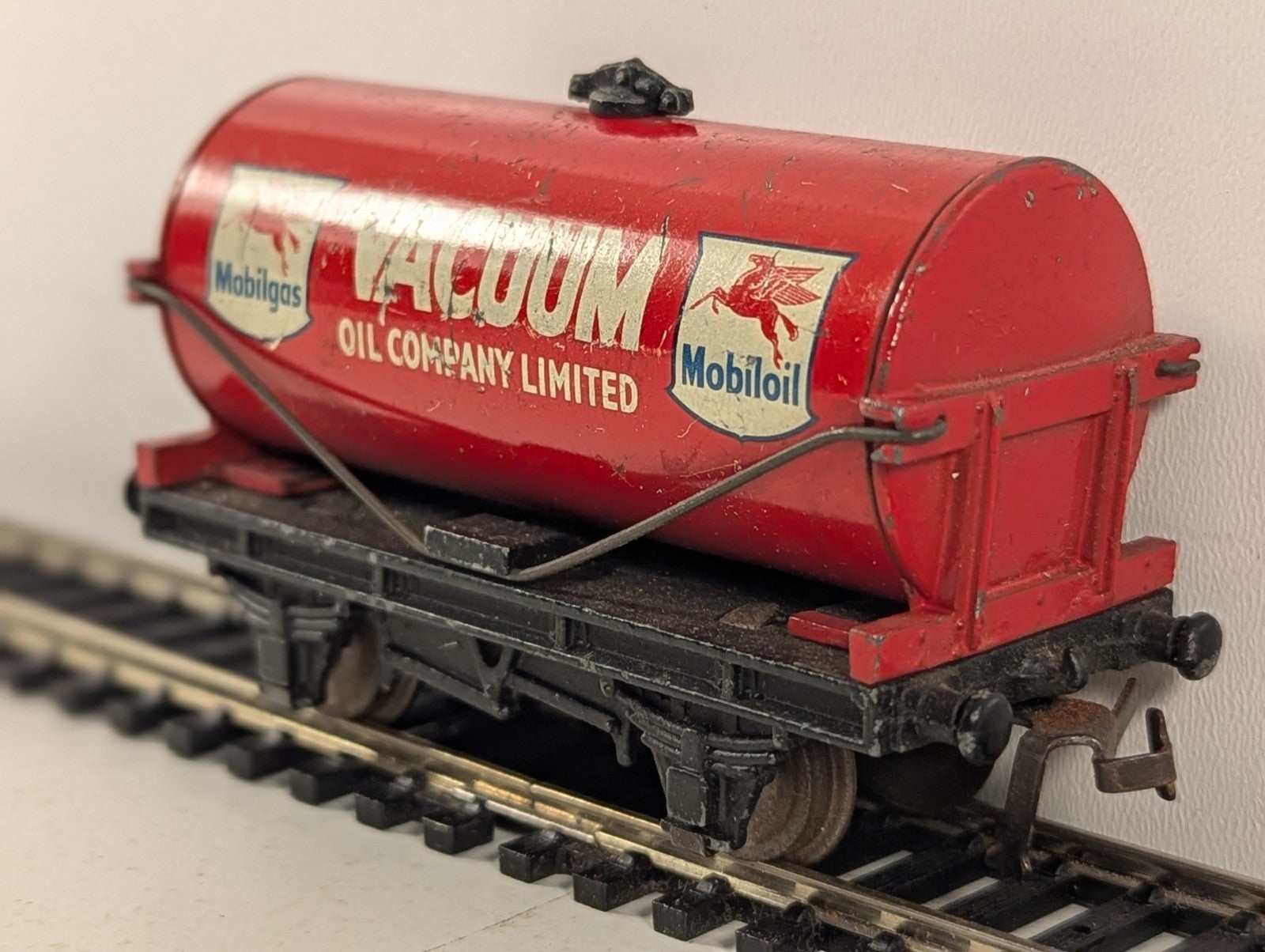 Hornby Dublo OO Gauge Vacuum Oil Company Tank Wagon Vacuum Oil Red