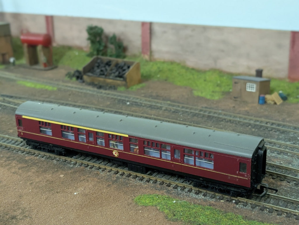 Hornby Tri-ang R382-15865 Composite Coach BR Maroon Unnumbered OO Gauge