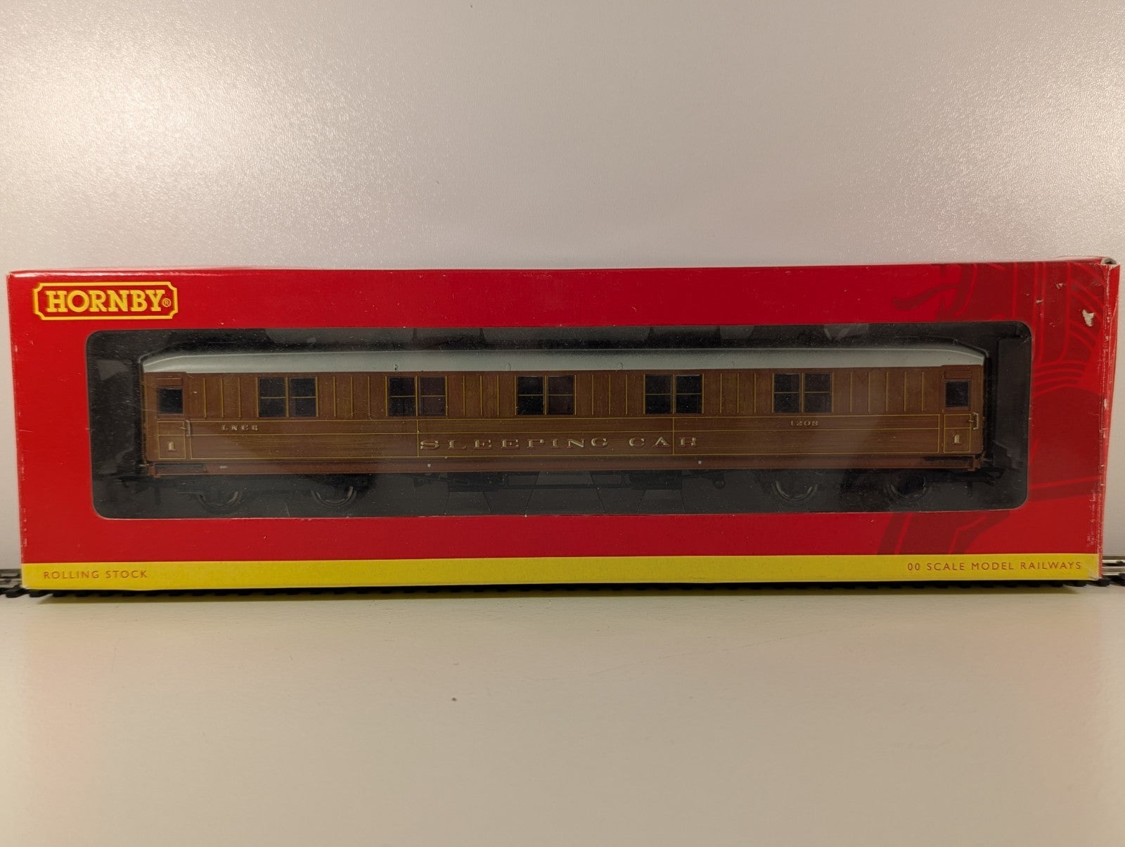 Hornby R4174 LNER 61ft 6in Corridor Sleeper Coach 1208 Teak