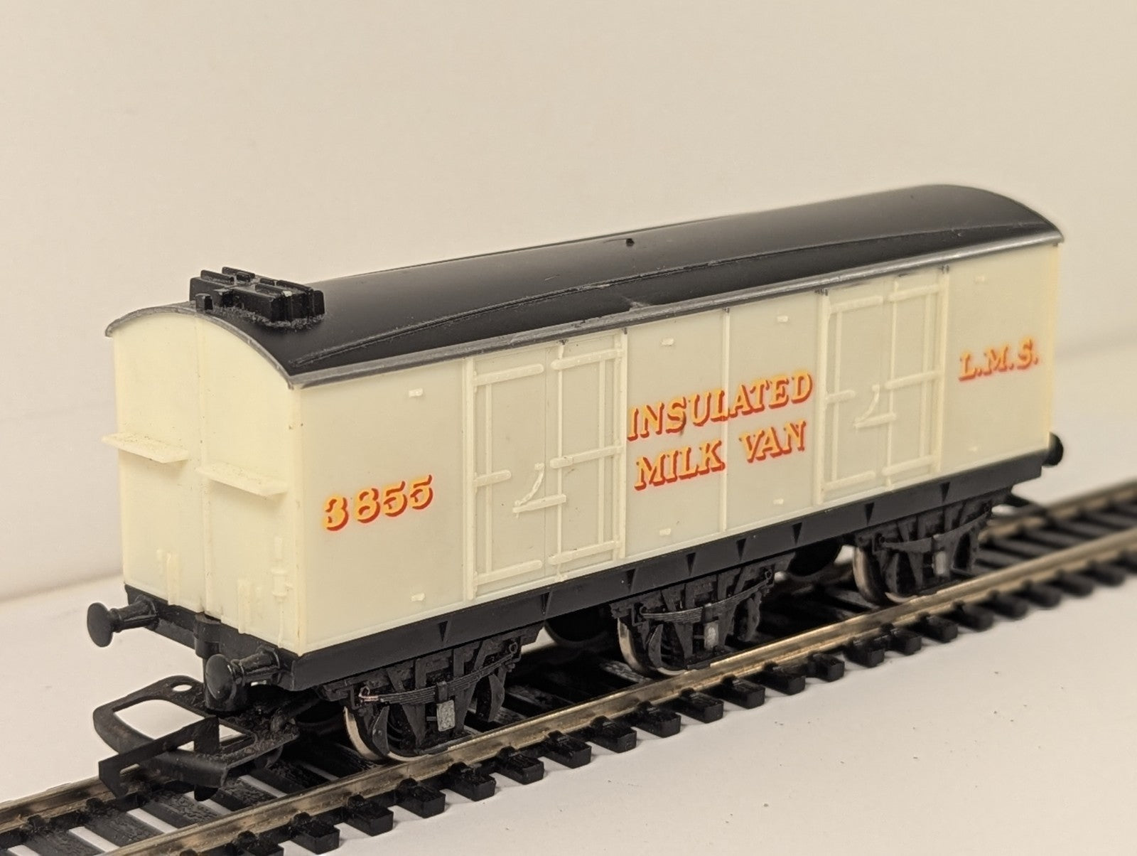 Hornby R670 OO Gauge LMS Insulated Milk Van 3855
