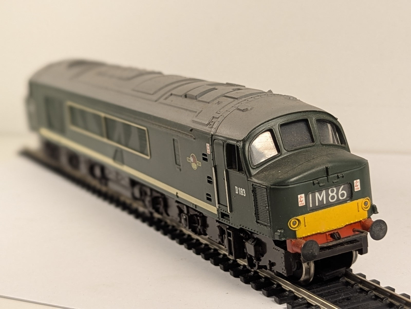 Mainline OO Gauge Class 45 Locomotive D193 BR Green with Small Yellow Panels